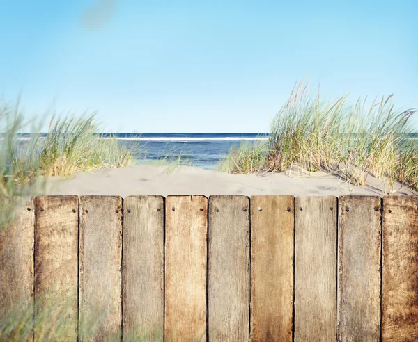 Strand en hek in de buurt van de Oceaan — Stockfoto