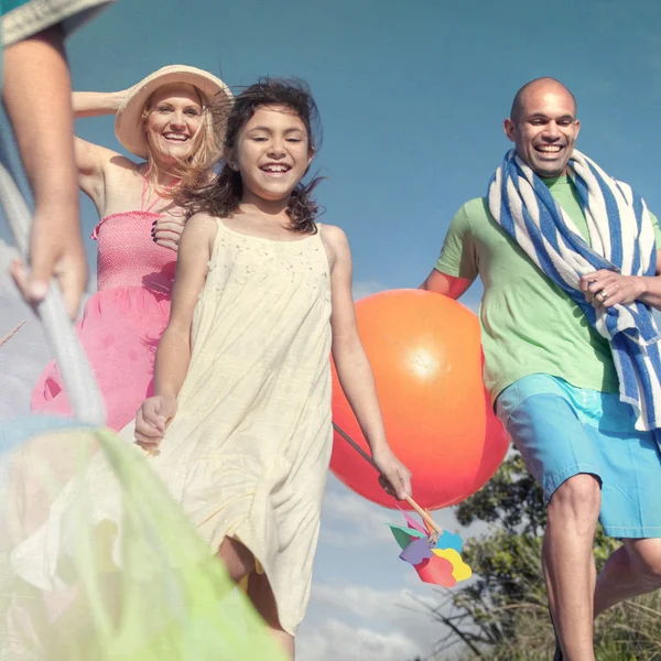 Schöne Familie geht an den Strand — Stockfoto