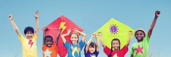 Kinderen spelen op het strand met vlieger — Stockfoto