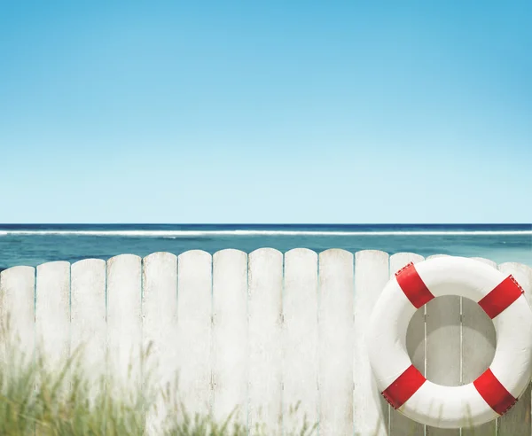 Bóia no conceito de cerca em branco do mar ou do oceano — Fotografia de Stock