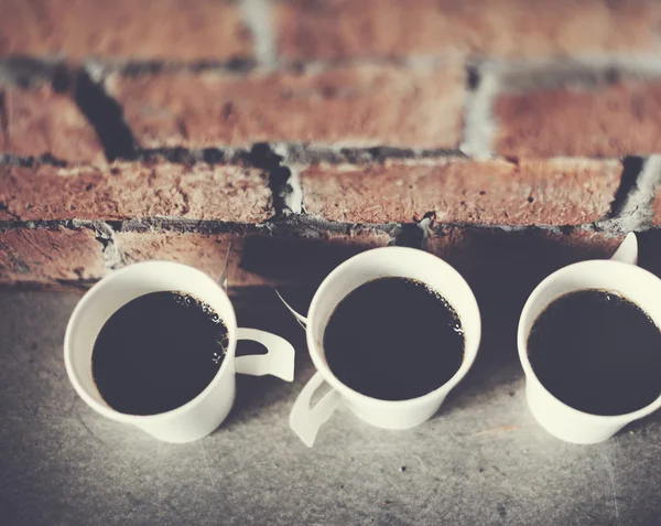 Tazas blancas con café — Foto de Stock