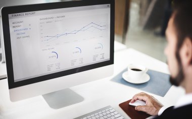 Bilgisayarda çalışan iş adamı