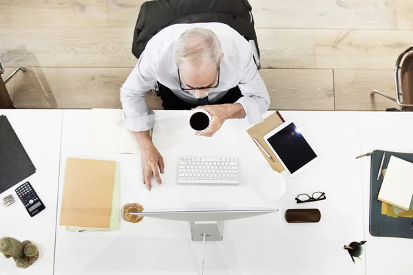 Uomo d'affari che lavora al computer — Foto Stock