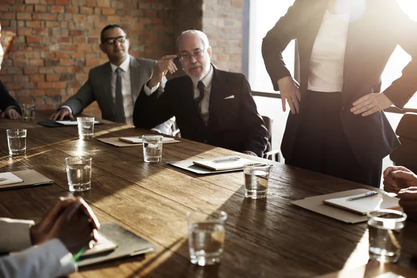 Trabajo en equipo en concepto de oficina —  Fotos de Stock