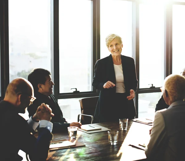 Teamwork im Bürokonzept — Stockfoto