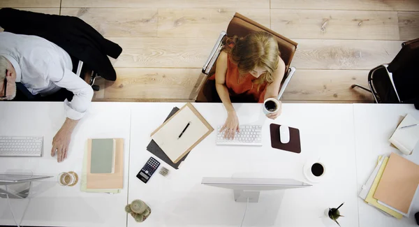 Zakenmensen die computers gebruiken — Stockfoto