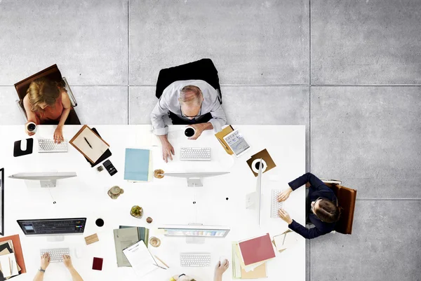 Equipe de negócios trabalhando em computadores — Fotografia de Stock