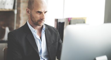 İşadamı bilgisayarda analiz eder.