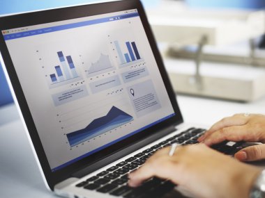laptop ekranında iş planı ile