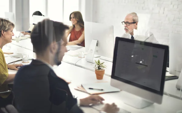 Equipe de negócios trabalhando em computadores — Fotografia de Stock