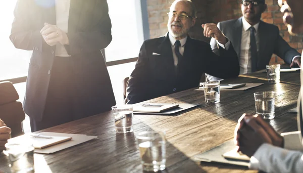 Le travail d'équipe dans le concept de bureau — Photo