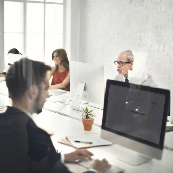 Equipe de negócios trabalhando em computadores — Fotografia de Stock