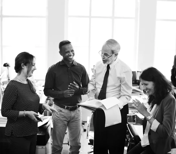 Geschäftsteam arbeitet im Büro — Stockfoto