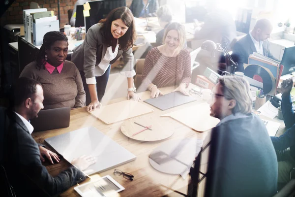 Uomini d'affari che lavorano in ufficio — Foto Stock