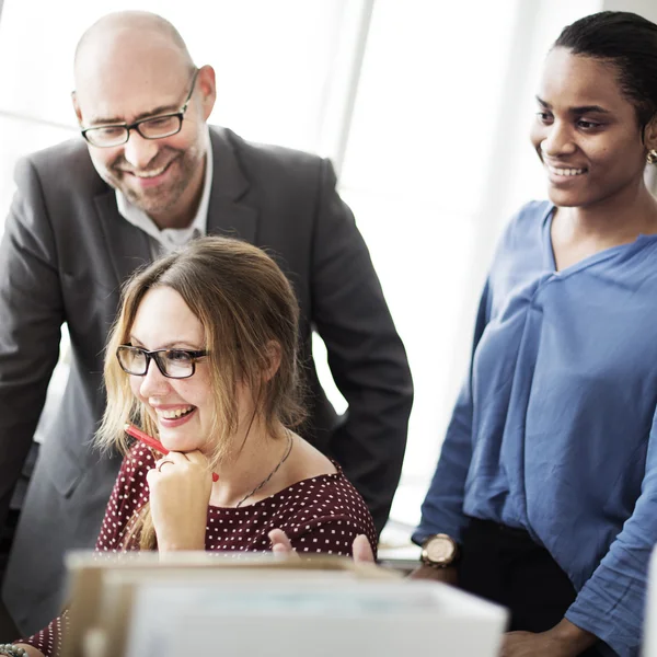 Les gens d'affaires qui travaillent — Photo