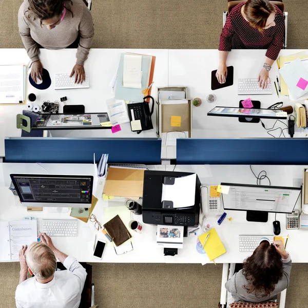 Empresários que trabalham no escritório — Fotografia de Stock
