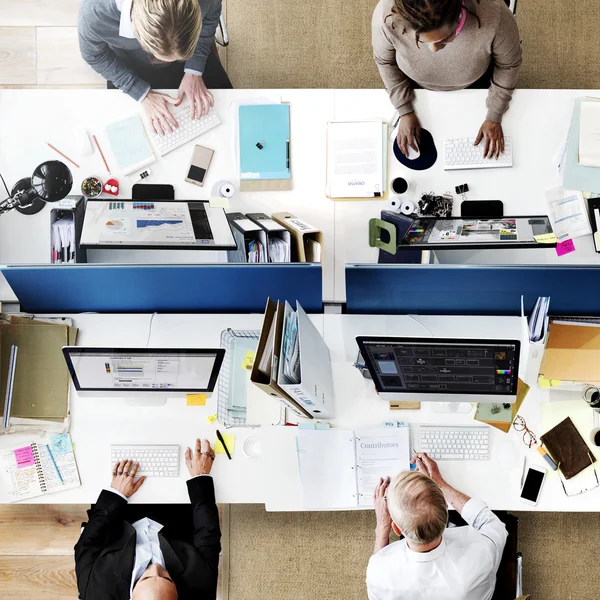 Mensen uit het bedrijfsleven in office werken — Stockfoto