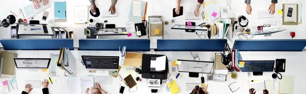 Empresários a trabalhar no escritório — Fotografia de Stock