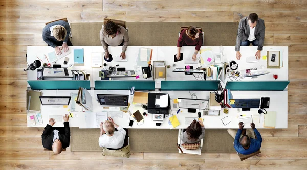 Les gens d'affaires travaillant dans le bureau — Photo