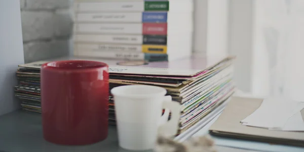 Tasses rouges et blanches près de Livres — Photo