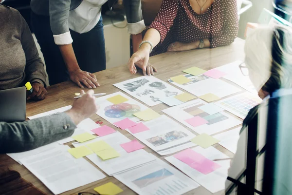 Geschäftsteam arbeitet mit Projekt — Stockfoto