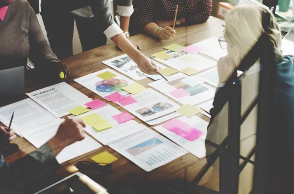 Equipo de negocios trabajando con Project —  Fotos de Stock