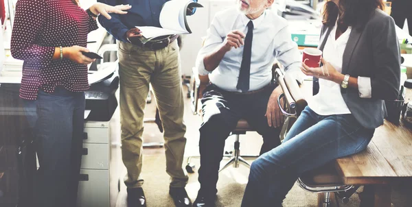 Equipe de negócios trabalhando no escritório — Fotografia de Stock