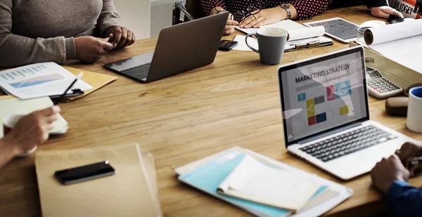 Geschäftsteam arbeitet im Büro — Stockfoto