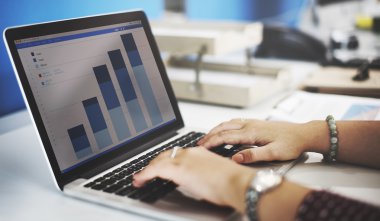 Laptop ekran üzerinde büyüme ile