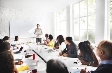 Ofiste çalışan iş adamları
