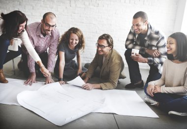 tasarımcılar poster ile çalışma 