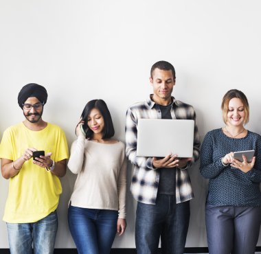 insanlar duvara yakın duruyor 