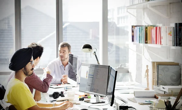 Geschäftsteam arbeitet — Stockfoto