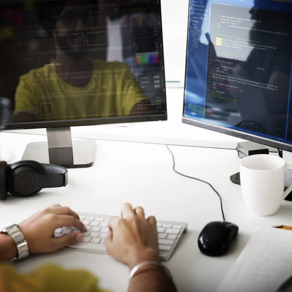 Programador trabajando en computadora — Foto de Stock