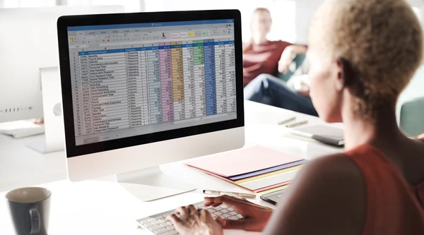 Frau arbeitet am Computer — Stockfoto