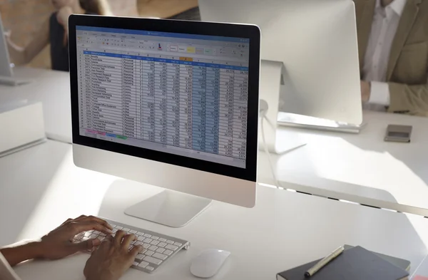 컴퓨터 화면에 스프레드시트 — 스톡 사진