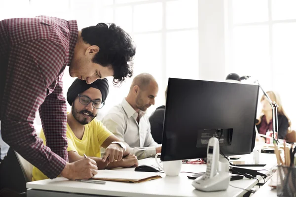 Zeitgenössisches Casual Corporate — Stockfoto