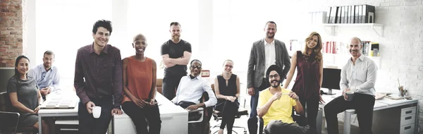 Kollegen im Büro Unternehmenskonzepte — Stockfoto