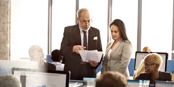 Equipo de negocios ocupado — Foto de Stock