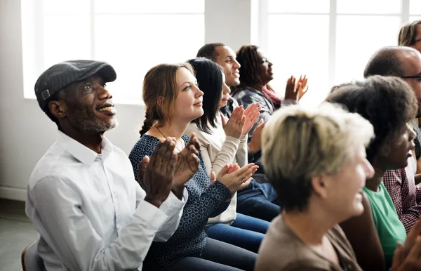 Gruppo di diversità Persone che applaudono — Foto Stock