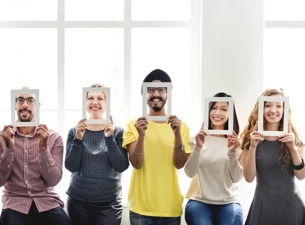 Persone seduti su un davanzale della finestra — Foto Stock