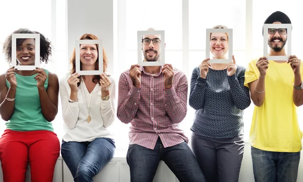 Folk sitter på en fönsterbräda — Stockfoto