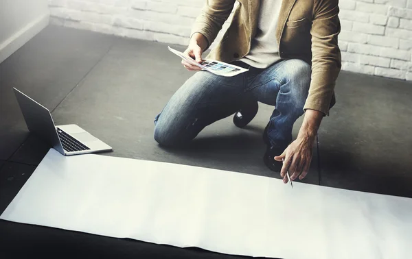 Hombre de negocios trabajando con cartel en blanco — Foto de Stock