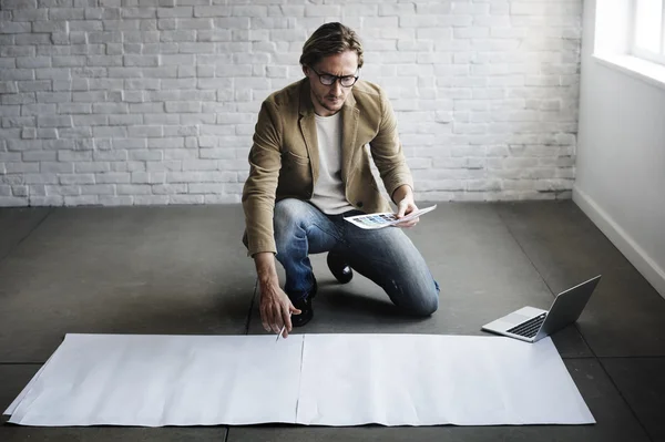 Geschäftsmann arbeitet mit leerem Plakat — Stockfoto