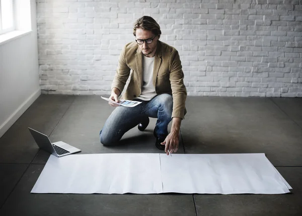 Geschäftsmann arbeitet mit leerem Plakat — Stockfoto