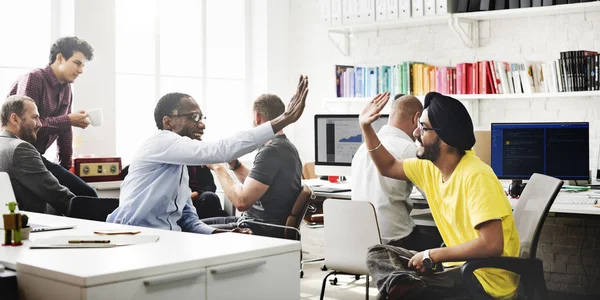 Diversiteit mensen werkzaam in kantoor — Stockfoto