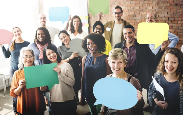 Diverso equipo que sostiene el discurso — Foto de Stock