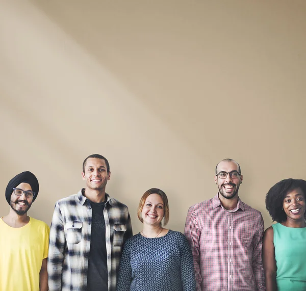 Diversidad Personas de pie en la pared — Foto de Stock