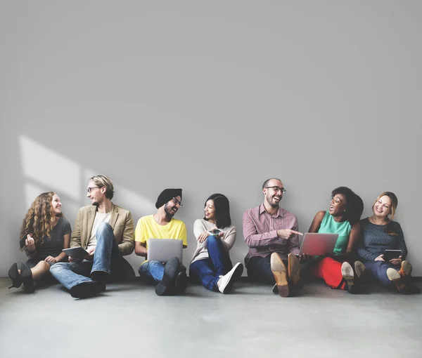 Diversidad de amigos cerca de la pared gris con — Foto de Stock