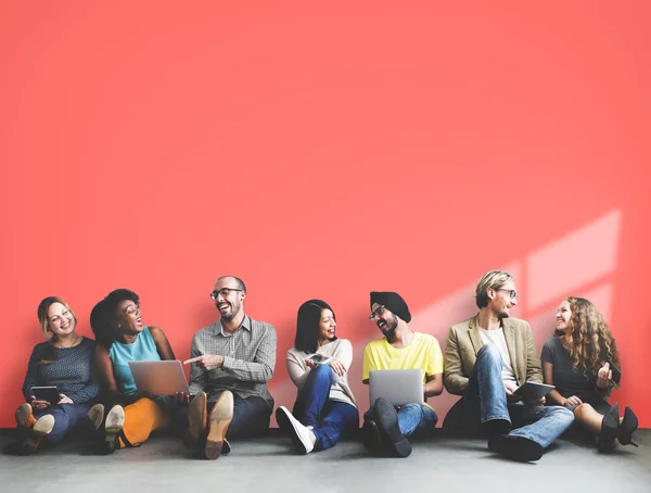 Amigos diversidad cerca de la pared roja —  Fotos de Stock